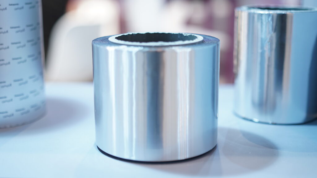 "رول فویل آلومینیومی برای بسته‌بندی دارویی."